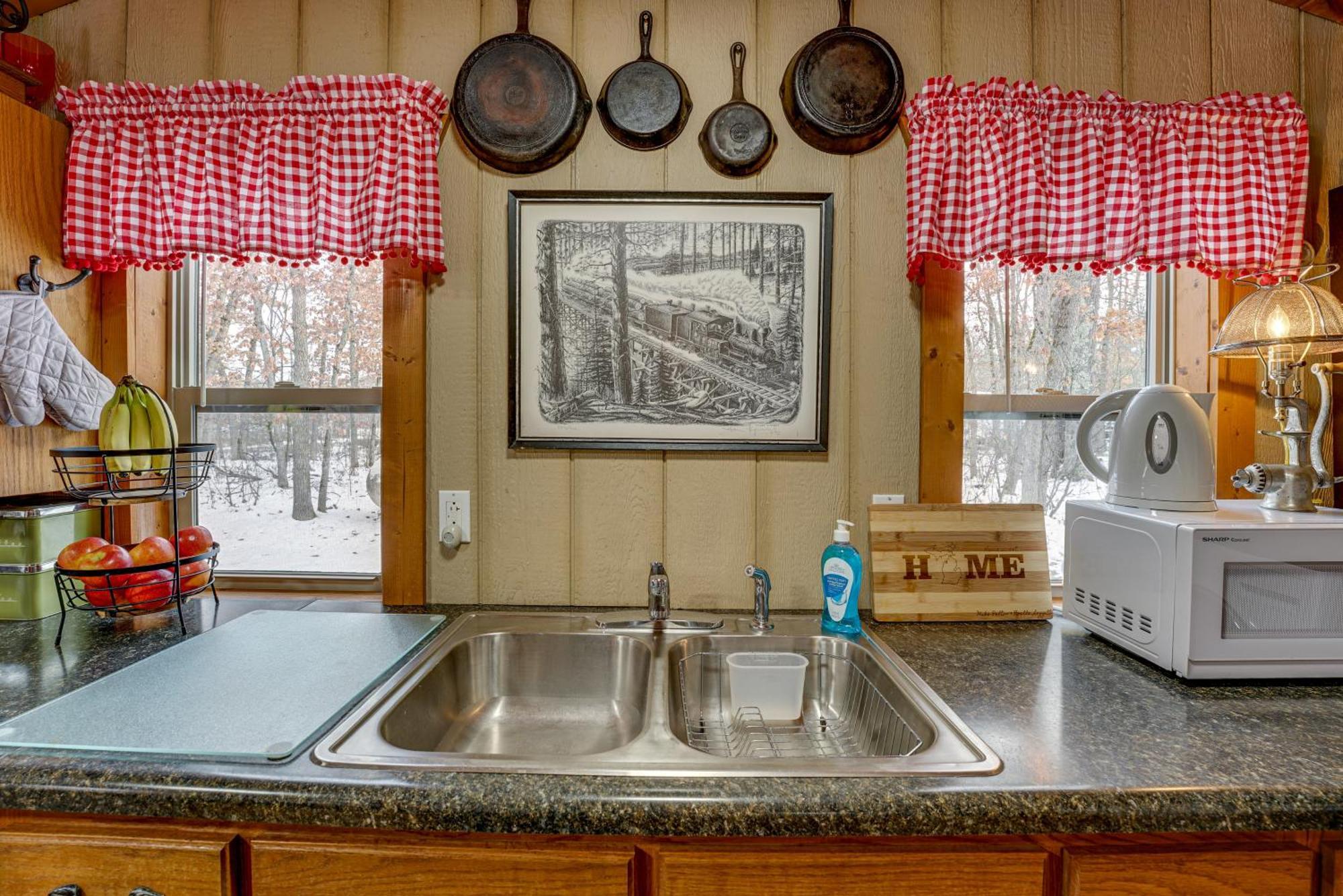 Pet-Friendly Irons Cottage About 4 Mi To Sand Lake! Exterior foto